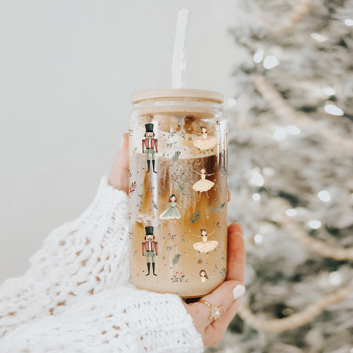 Festive drinkware gift ā traditional Nutcracker soldiers and ballerinas holiday tumbler
Christmas morning coffee cup ā pastel Nutcracker and ballerina glass tumbler