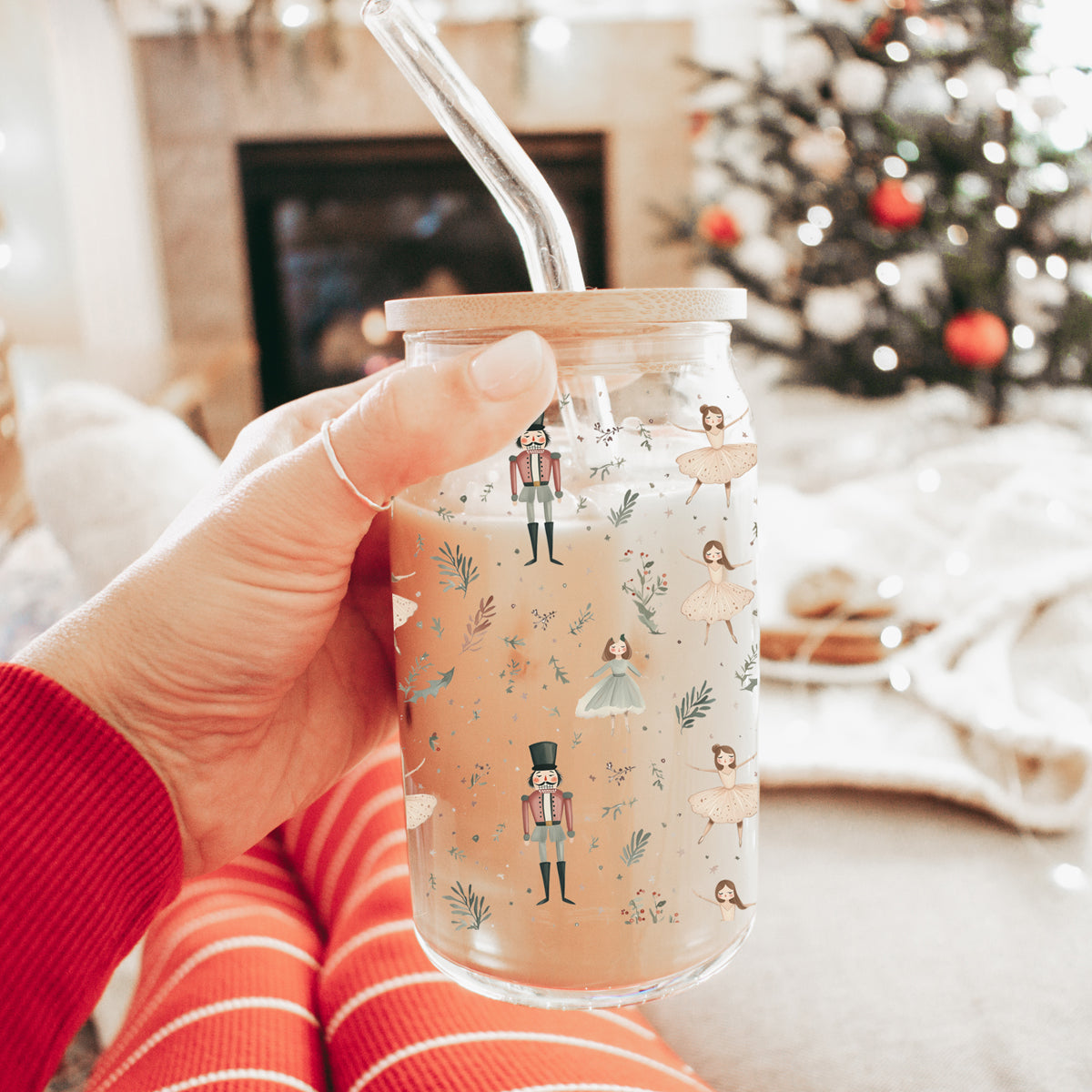 Holiday glass tumbler 17oz - Christmas nutcracker ballerina coffee cup bamboo lid - Pastel festive drinkware with straw
Traditional Nutcracker Christmas glass cup ā pastel holiday coffee tumbler