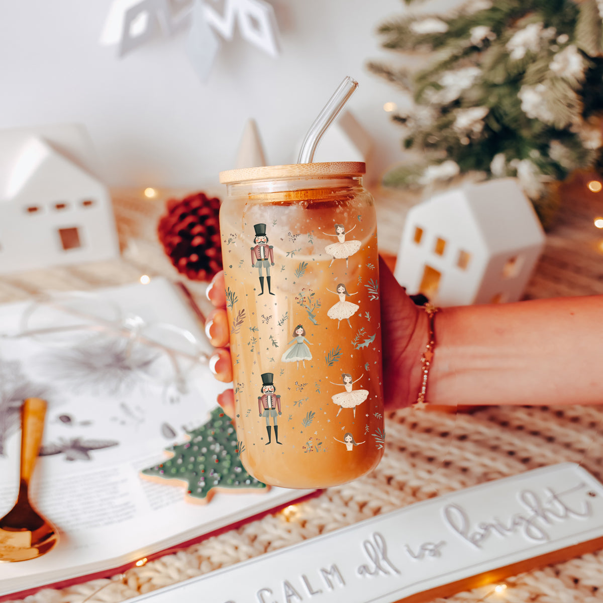 Holiday glass coffee cup 17oz - Christmas nutcracker ballerina pastel tumbler bamboo lid - Soft festive drinkware
Unique Christmas coffee cup ā light neutral Nutcracker soldiers glass tumbler