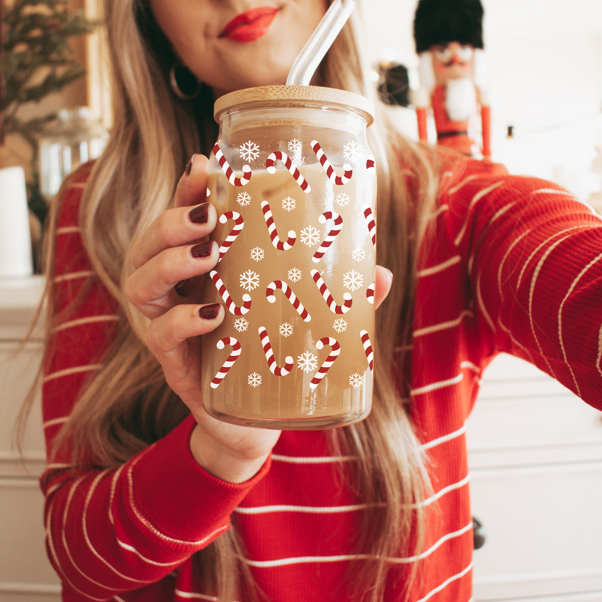 Christmas beverage cup – glass tumbler with bamboo lid and reusable straw
Holiday kitchen accessory – festive Christmas glass cup for drinks