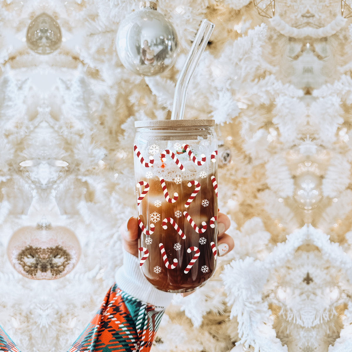 Christmas glass tumbler with festive candy cane and snowflake pattern
Reusable glass coffee cup with bamboo lid - Christmas holiday design