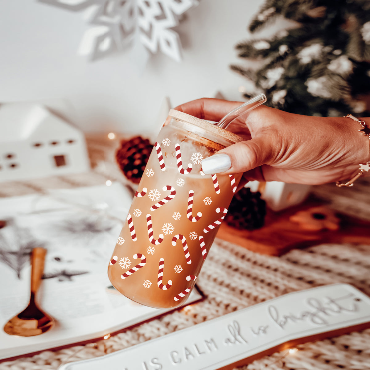 Holiday drinkware gifts glass cup 17oz - Christmas coffee tumbler bamboo lid - Festive kitchen accessories straw
17oz glass Christmas tumbler with bamboo lid and glass straw – holiday kitchen gift