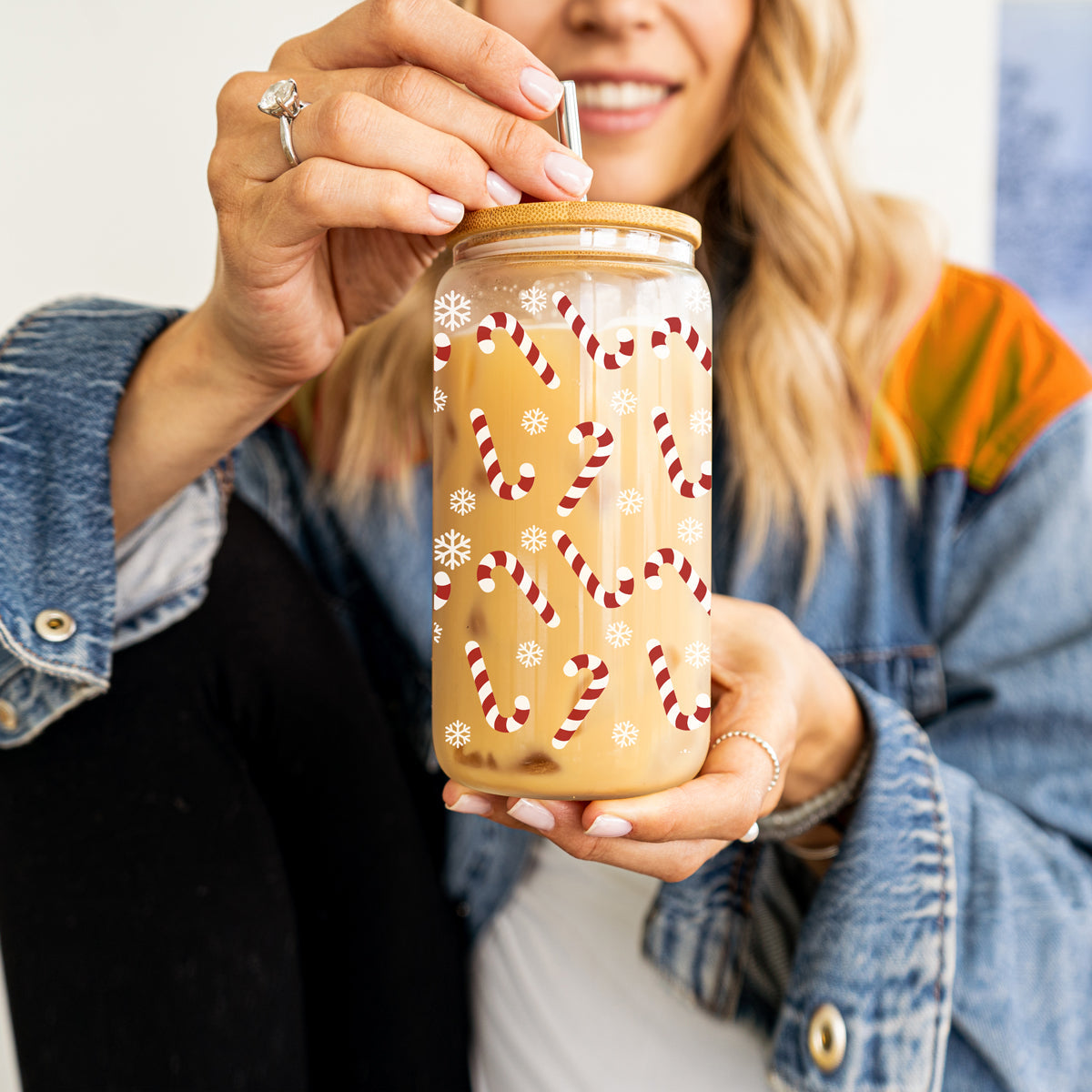 17oz holiday glass tumbler - Christmas coffee cup gifts - Candy cane snowflake design with bamboo lid
Christmas kitchen decor glass cup 17oz - Holiday coffee tumbler with straw - Festive drinkware bamboo lid