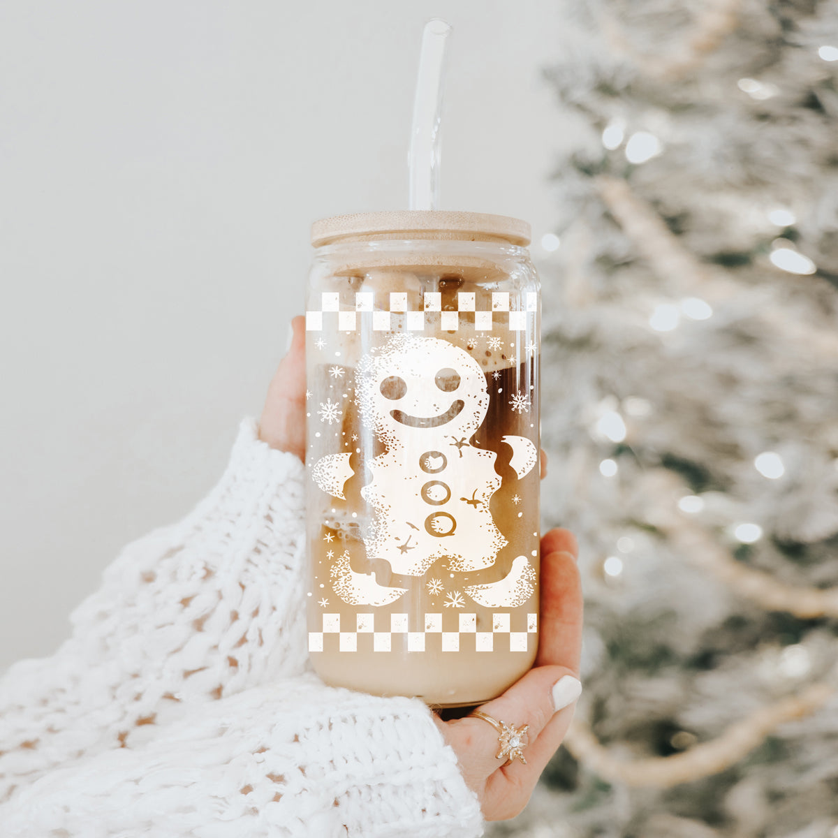 Christmas coffee drinkware Wholesalers in the USA– glass tumbler with bamboo lid for hot chocolate or coffee
Holiday coffee tumbler gift – festive retro gingerbread glass cup for moms and home chefs