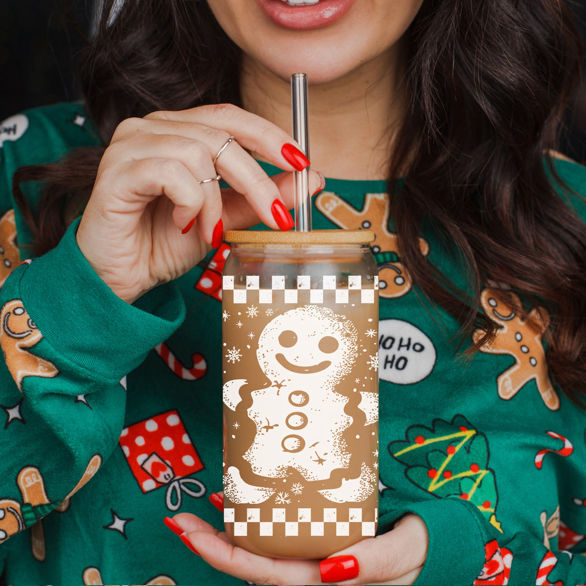 Retro checkered gingerbread glass tumbler – 17oz Christmas coffee cup with bamboo lid
Christmas coffee tumbler – retro gingerbread checkered design glass cup for holiday drinks