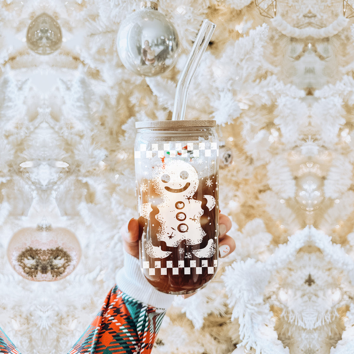 Christmas gift idea - retro gingerbread tumbler with checkered holiday border
Reusable iced coffee tumbler - retro gingerbread man Christmas design
Holiday season drink cup - festive gingerbread glass with bamboo lid and straw