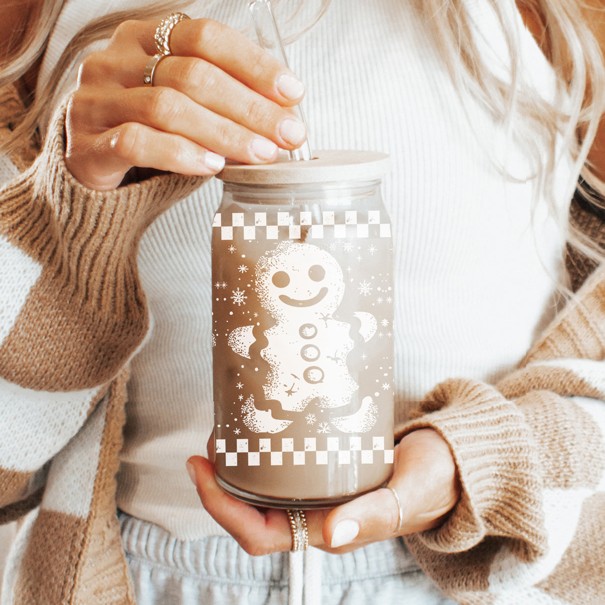 Wholesale Vintage Christmas coffee gifts glass tumbler 17oz - Retro gingerbread holiday drinkware bamboo lid - Checkered kitchen accessories
Christmas glass tumbler with bamboo lid - black and white retro gingerbread design