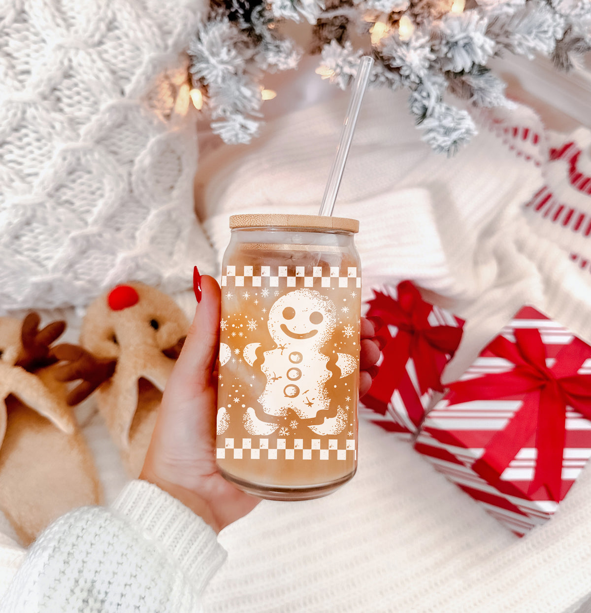 Coffee bar essential – 17oz glass Christmas tumbler with retro checkered gingerbread wrap
Christmas kitchen decor – glass coffee cup with retro checkered gingerbread holiday design