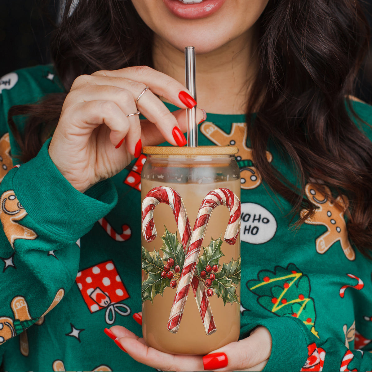 Christmas coffee mug gift – 17oz glass cup for holiday kitchen or office
Holiday coffee bar decor – candy cane and holly wreath Christmas glass tumbler
