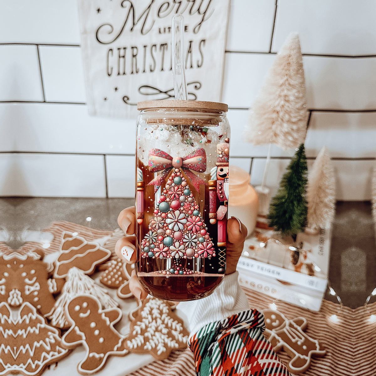 Sparkly Christmas coffee tumbler ā boho Nutcracker soldiers and tree design
Holiday coffee bar decor ā glass cup with Christmas tree, bow, floral accents, and glitter