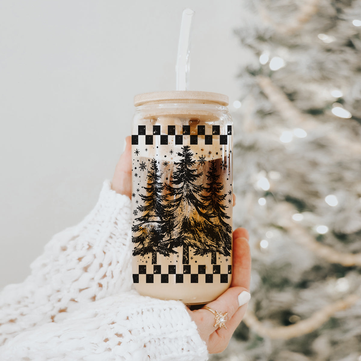 Holiday coffee tumbler gift ā festive retro Christmas glass cup for moms
Coffee bar essential ā 17oz glass Christmas tumbler with retro tree design
Christmas kitchen decor ā glass coffee cup with colorful retro tree wrap