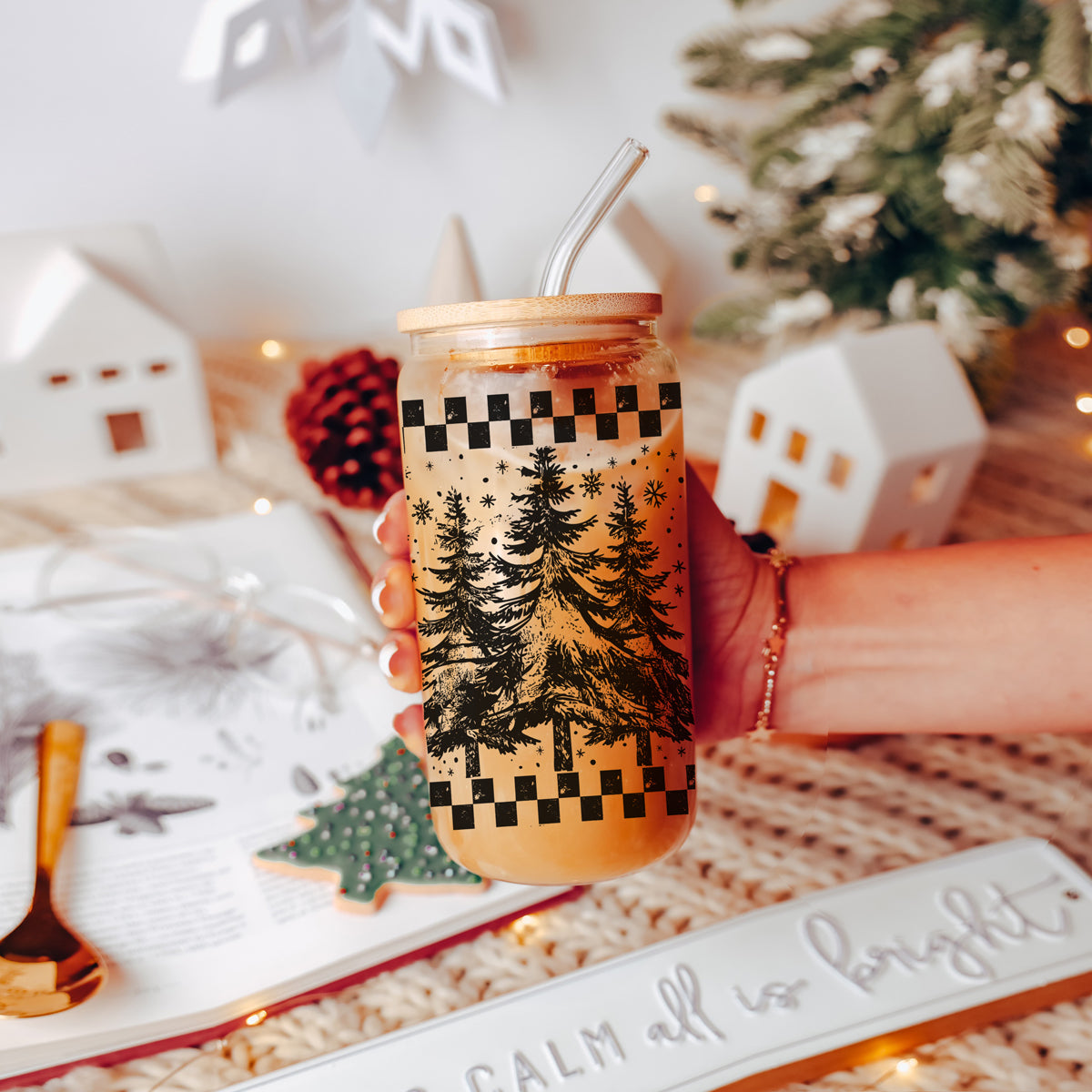 Holiday coffee mug ā 17oz glass tumbler with reusable straw and retro Christmas design
Christmas coffee cup ā glass tumbler with retro tree for holiday mornings
Unique Christmas coffee gift ā retro tree 17oz glass tumbler for home bar