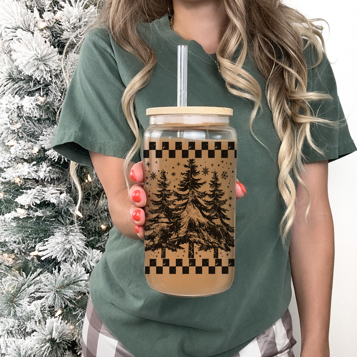 Christmas retro tumbler - glass cup with bamboo lid and straw
Retro Christmas tree glass tumbler ā holiday coffee cup with bamboo lid
Christmas coffee tumbler ā retro tree design glass cup for festive drinks