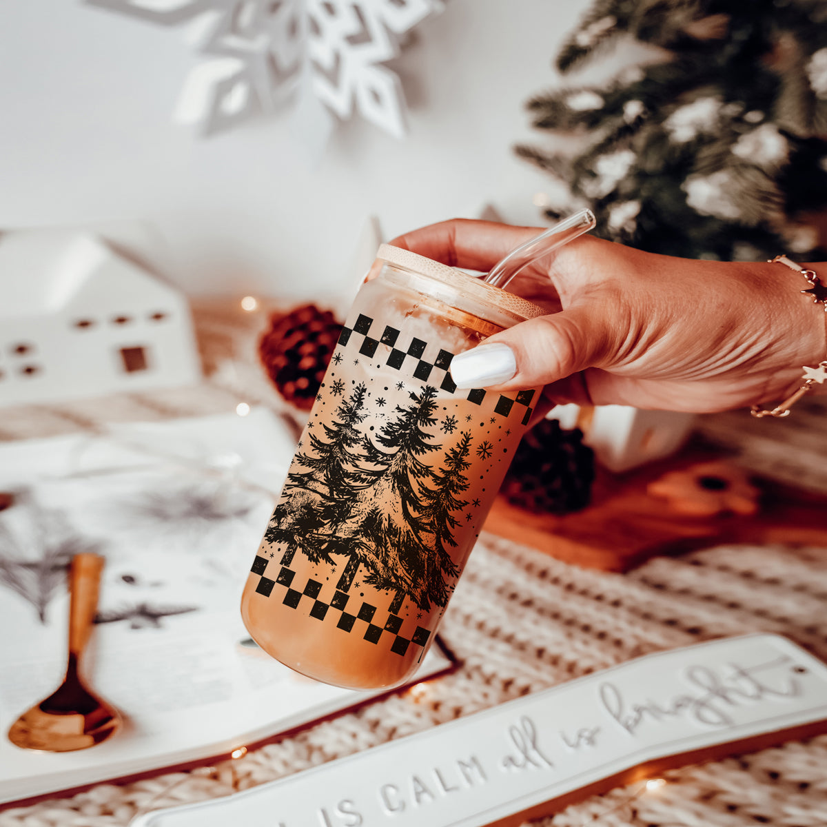 Retro Christmas drinkware ā festive glass tumbler for coffee and cocoa
Christmas coffee mug gift ā 17oz glass tumbler with bamboo lid and straw
Festive holiday coffee cup ā retro Christmas tree glass tumbler for kitchen