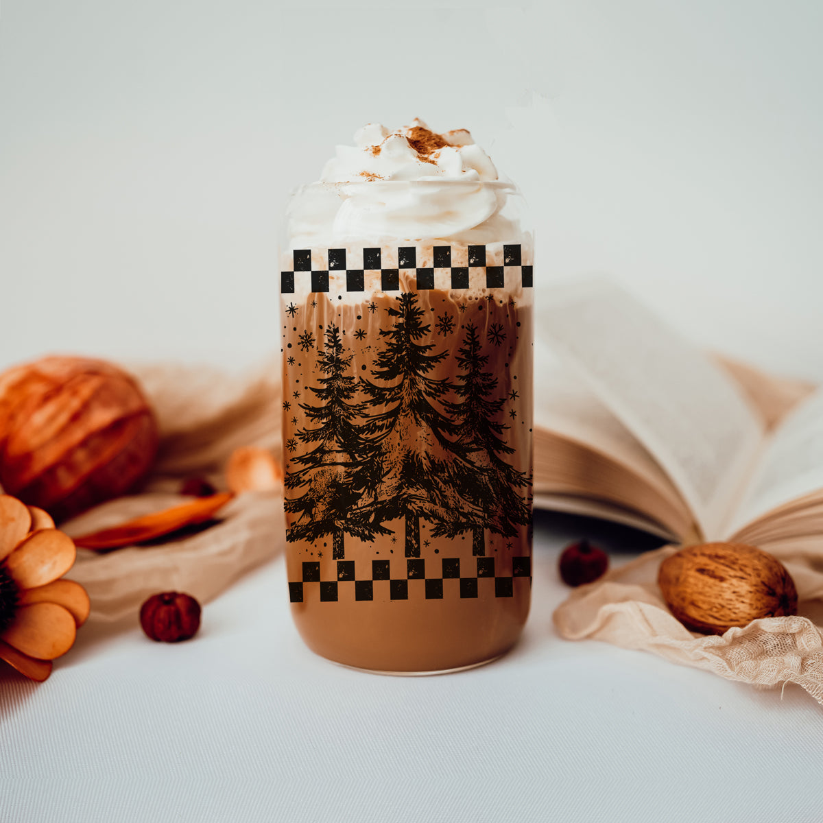 Retro Christmas glass cup 17oz with bamboo lid - Vintage tree tumbler with glass straw - Holiday drinkware gift
Eco-friendly holiday tumbler - vintage Christmas design glass with lid