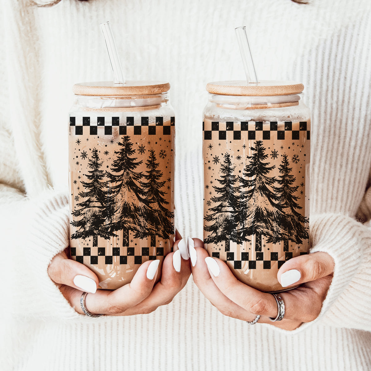 Christmas kitchen gift ā 17oz glass tumbler with retro tree holiday design
Holiday coffee bar decor ā retro Christmas tree glass cup for home or office
Christmas coffee drinkware ā glass tumbler with bamboo lid for hot drinks
