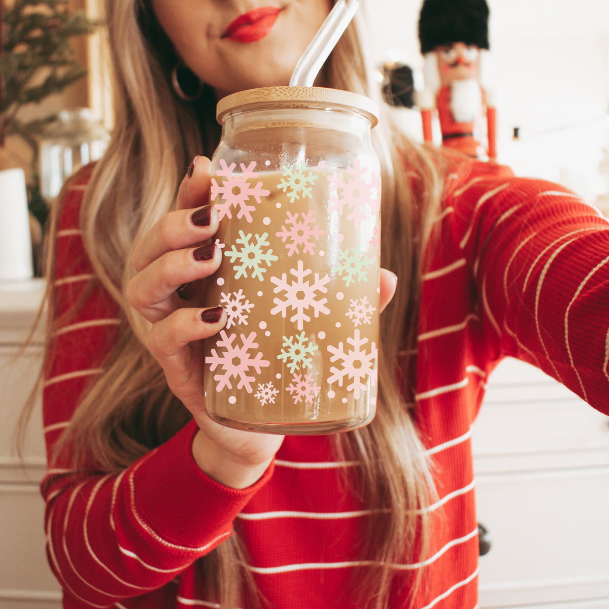 Holiday drinkware glass cup 17oz - Christmas pastel pink mint snowflake tumbler bamboo lid - Winter coffee gift with straw
Holiday kitchen gift – festive pastel snowflake glass tumbler for moms and home chefs