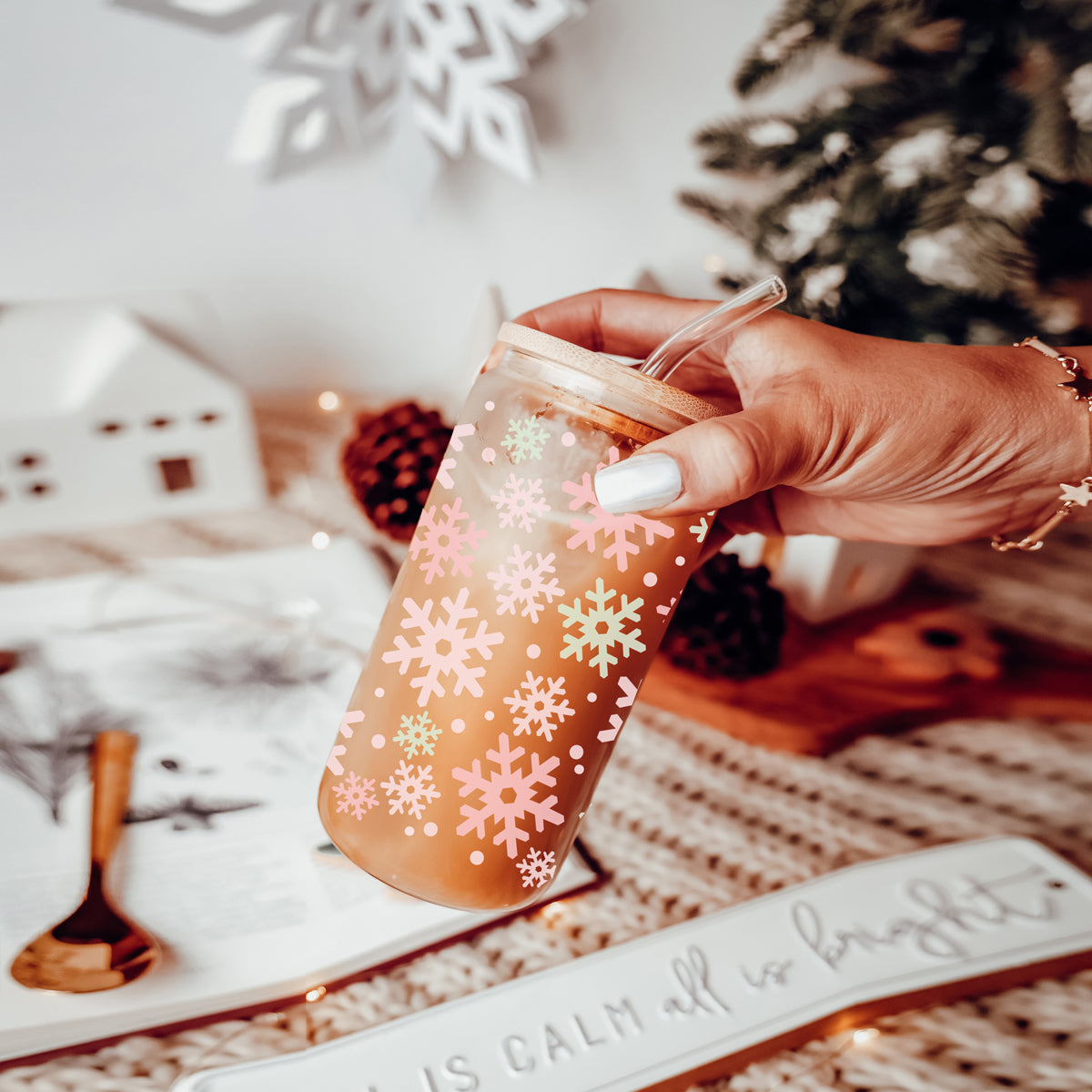 Pastel pink and mint snowflake glass tumbler - holiday kitchen gift idea
Christmas kitchen gifts glass cup 17oz - Pastel pink mint snowflake tumbler bamboo lid glass straw - Holiday decor
Holiday coffee mug – pink and green mint snowflake Christmas glass tumbler