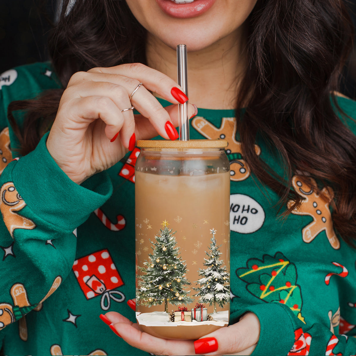Holiday glass coffee cup with bamboo lid - Christmas tree and snow design
Reusable 17oz Christmas glass tumbler with bamboo lid and straw
Winter wonderland glass cup - Christmas trees with snow and presents design