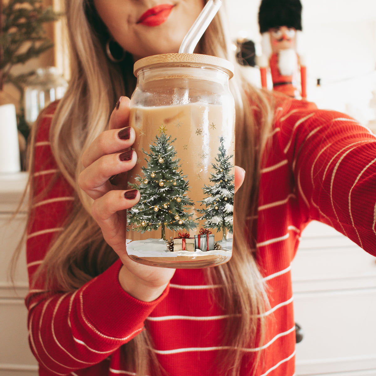 Christmas coffee drinkware β glass tumbler with bamboo lid and glass straw
Holiday coffee tumbler gift β festive glass cup for moms and home chefs
Coffee bar essential β Bulk glass Christmas tumbler with winter scene wrap
