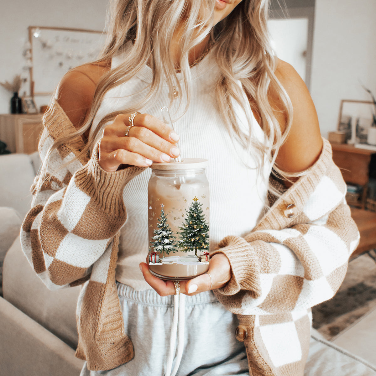 Christmas glass drinkware - festive tumbler with bamboo lid and straw
Holiday glass tumbler - snowy Christmas tree and gift box design
Unique holiday gift idea - Christmas glass cup with bamboo lid