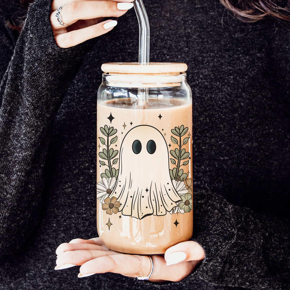 Cottagecore halloween glass tumbler
Botanical ghost drinking glass
Boho halloween drinkware
Cottage witch tumbler with ghosts