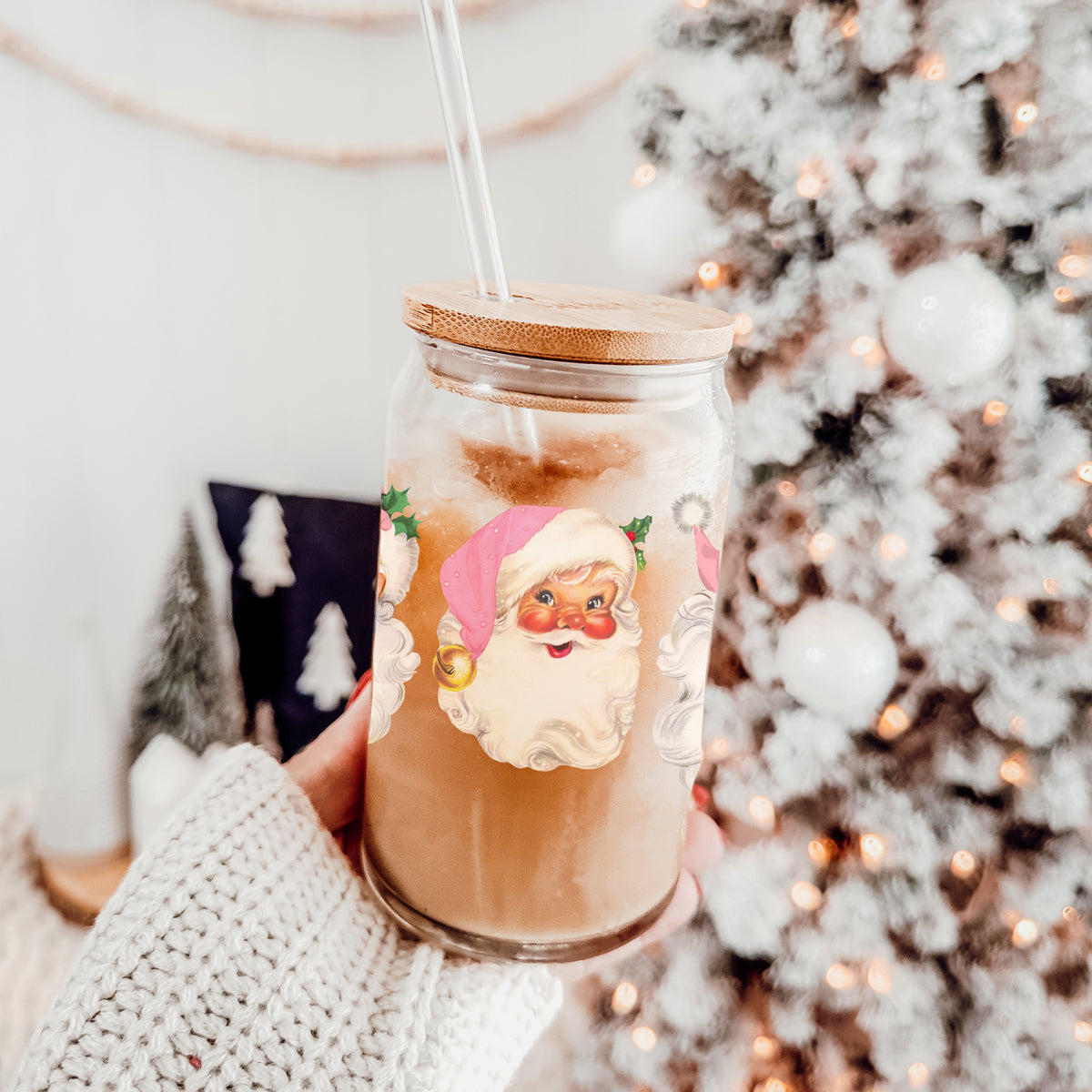 Cute Christmas drinkware vintage Santa glass tumbler 17oz - Holiday pink hat retro coffee cup bamboo lid
Holiday kitchen and coffee bar gift – glass cup with 2 pink hat Santa faces